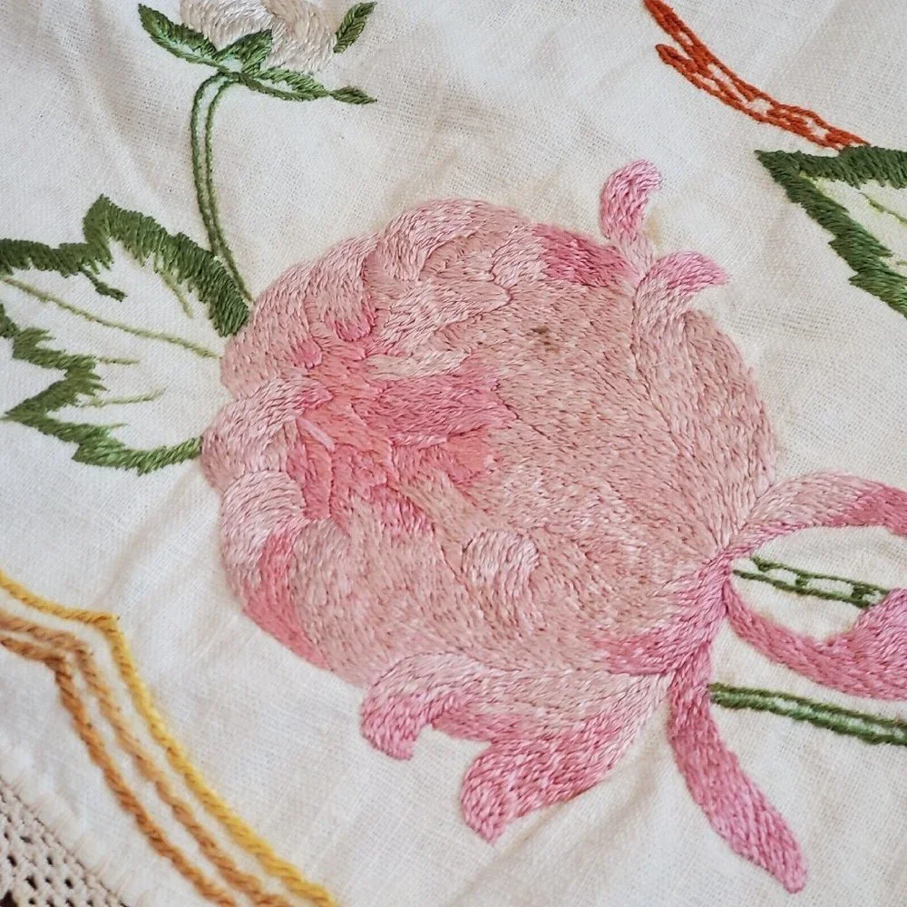 Vintage‎ 26 Inch Round Linen Doily Table Embroidered Flowers Leaves Fall Autumn